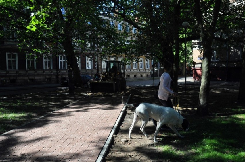 Remont chodników na Placu Powst. Warszawskich w Słupsku - FOTO