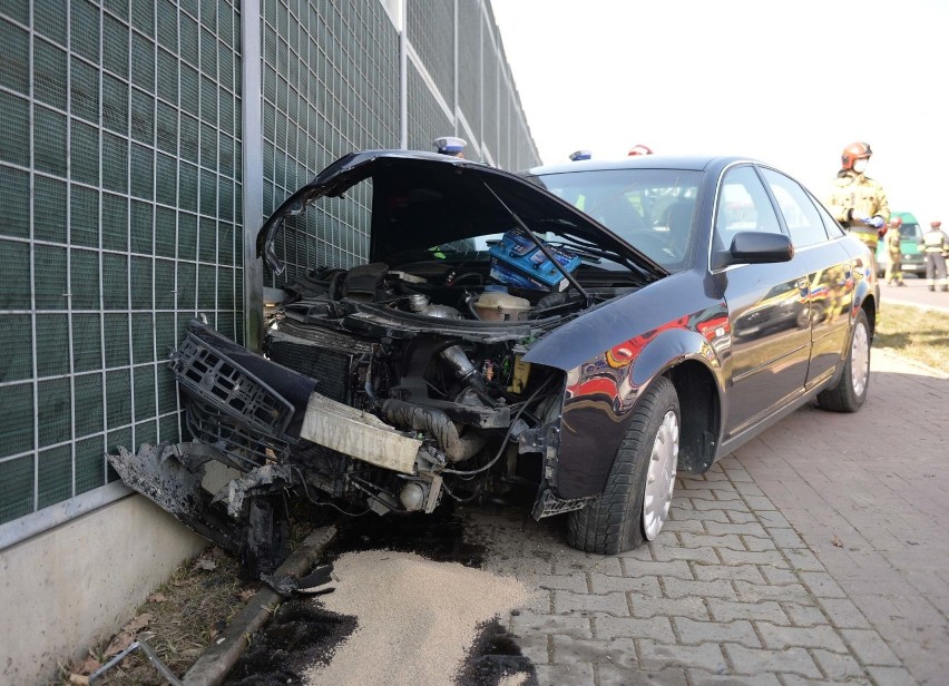 Wypadek w Przemyślu. Na alei Wolności kierujący audi uderzył w ekrany dźwiękochłonne [ZDJĘCIA]