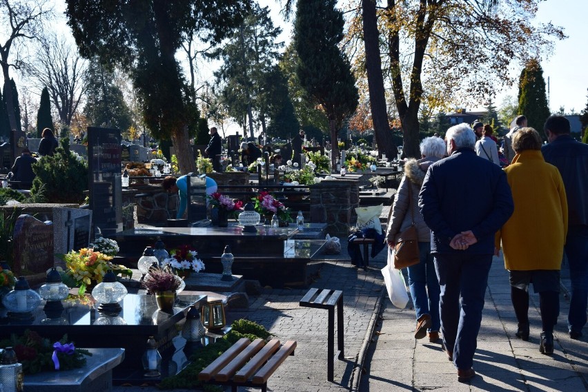 Niedziela 31.10.2021 na cmentarzach w Wieluniu