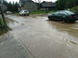 Ulewa w Zastowie. Podtopione podwórka, zalana droga powiatowa