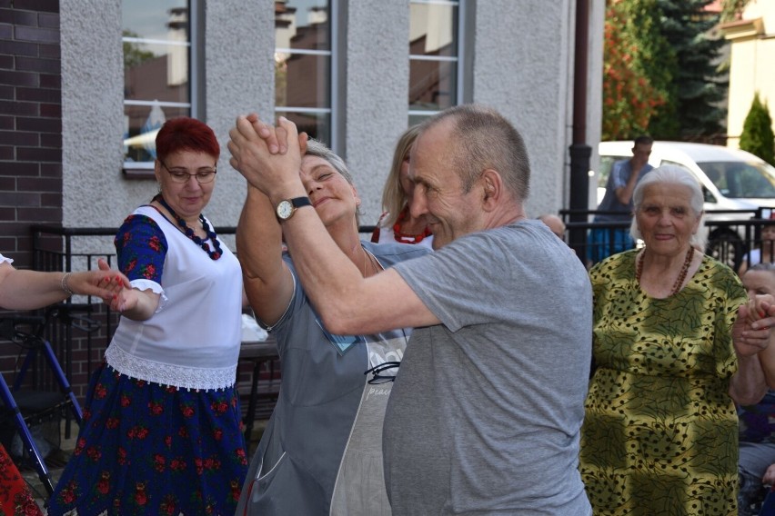 Muzyczne atrakcje w Domu Pomocy Społecznej w Sandomierzu. Były ludowe piosenki i biesiadne przyśpiewki oraz tańce. Zobacz zdjęcia