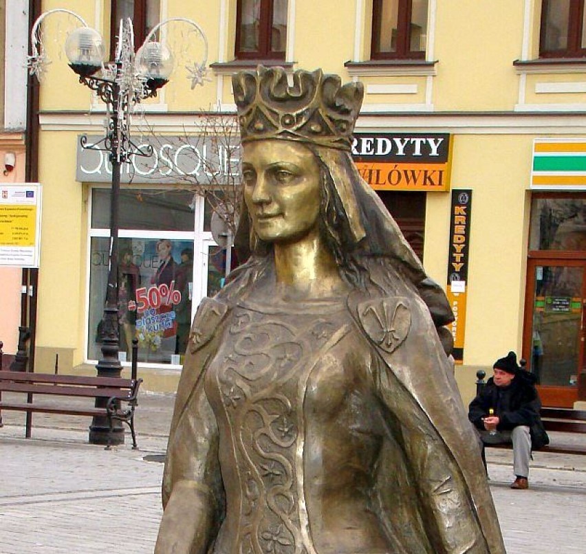 Fragment pomnika królowej Jadwigi na Rynku w Inowrocławiu