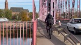 Piesi skarżą się na rowerzystów na Różowym Moście w Głogowie. Trzeba zsiadać z roweru. WIDEO
