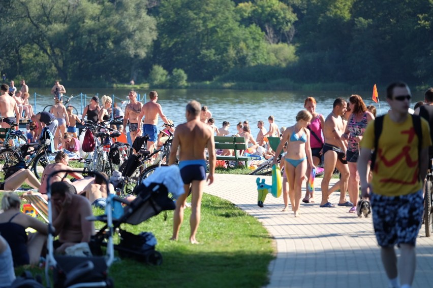 Piękna pogoda skłoniła poznaniaków do spacerów i przejażdżek...