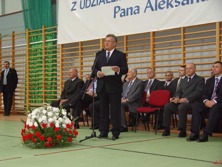 W 2004 r. prezydent Aleksander Kwaśniewski gościł w Wieluniu. Zobaczcie ZDJĘCIA z wizyty w I LO 