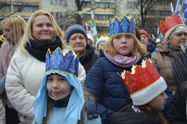 Orszak Trzech Króli 2023 w Głogowie. Wyruszył z Placu Tysiąclecia na bulwar