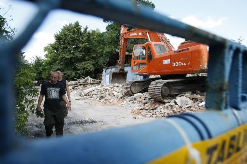 Wrocław: Robotnicy rozpoczęli rozbiórkę skłotu przy ul. Na Grobli. Mieszkańcy protestują