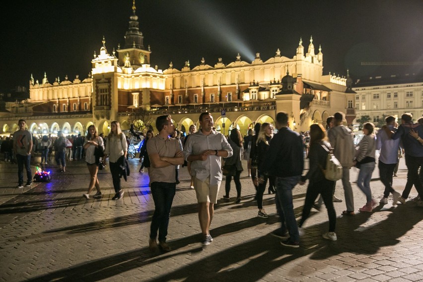 Tłumy turystów i imprezowiczów opanowały Kraków. Tak wygląda nocne życie miasta [ZDJĘCIA