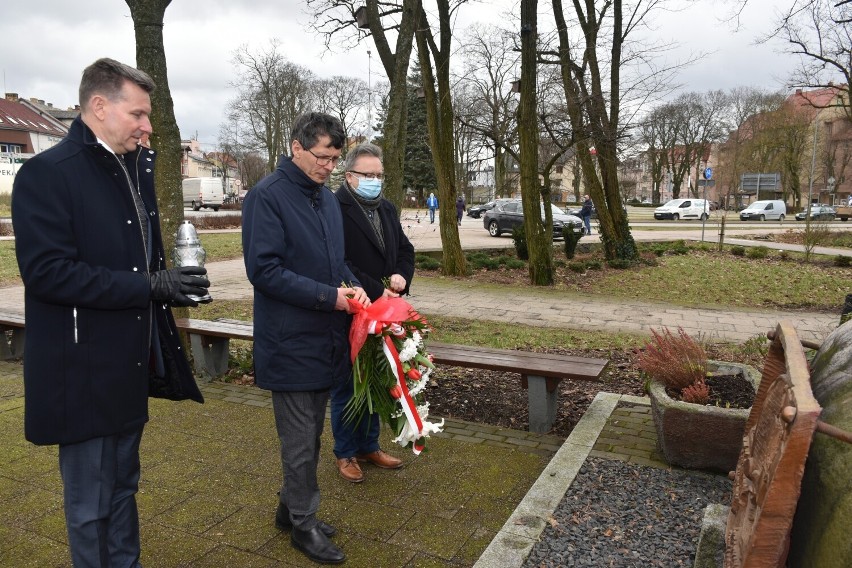 Przedstawiciele władz miasta i powiatu upamiętnili 82 rocznicę pierwszej deportacji Polaków na Syberię