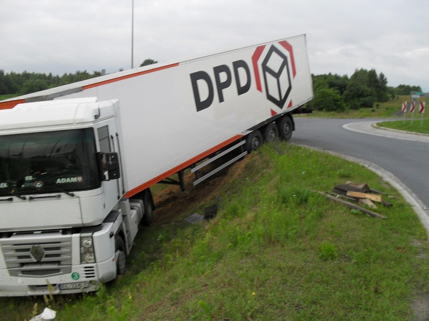 Rawa: Przejechał rondo i wjechał do rowu [FOTO]