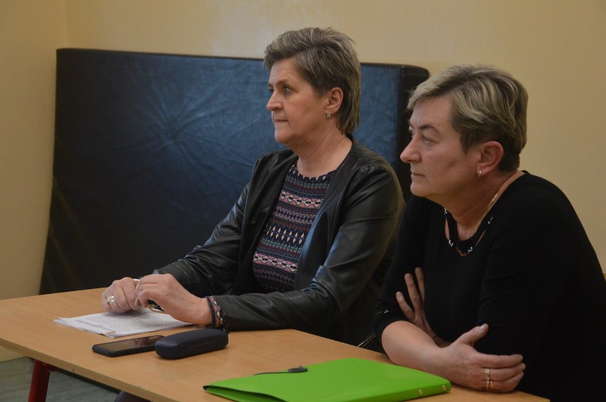 Kolejne spotkanie z rodzicami uczniów szkoły w Słosinku nie przyniosło kompromisu (zdjęcia, wideo)