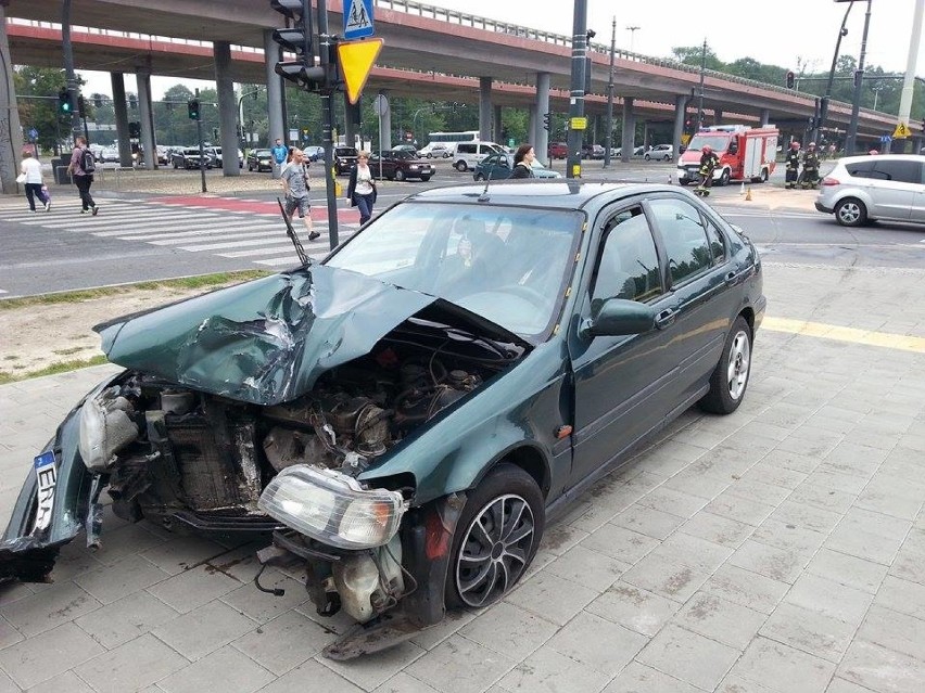Wypadek na Bandurskiego w Łodzi. Kierowca rozbił się na słupie