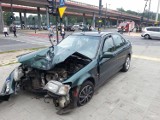 Wypadek na Bandurskiego w Łodzi. Kierowca rozbił się na słupie [ZDJĘCIA]