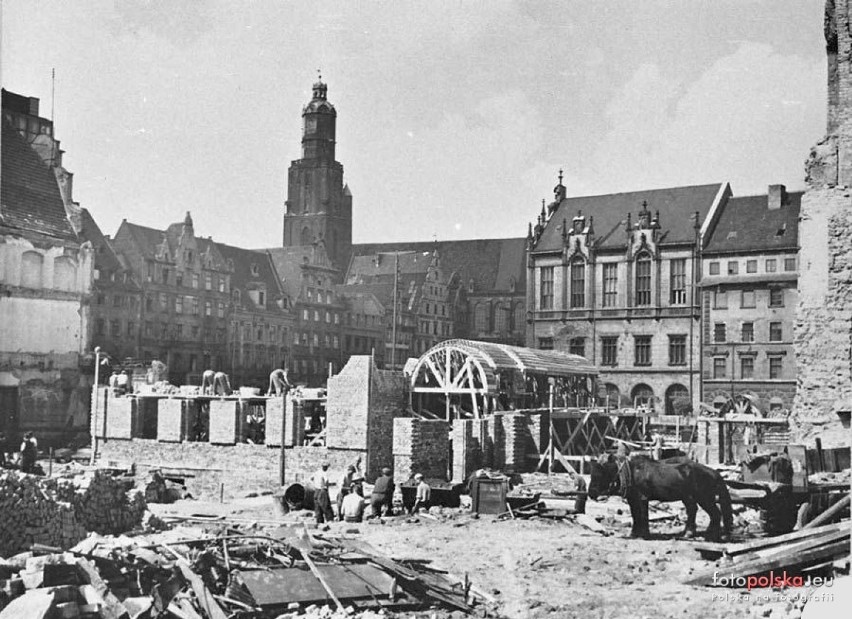 Wrocław. Zobacz, jak odbudowywano kamienice w Rynku w latach 50. XX wieku