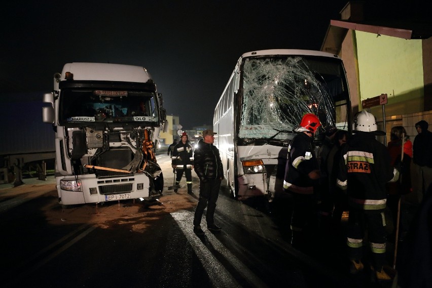Zderzenie autobusu z ciężarówką w Sulejowie