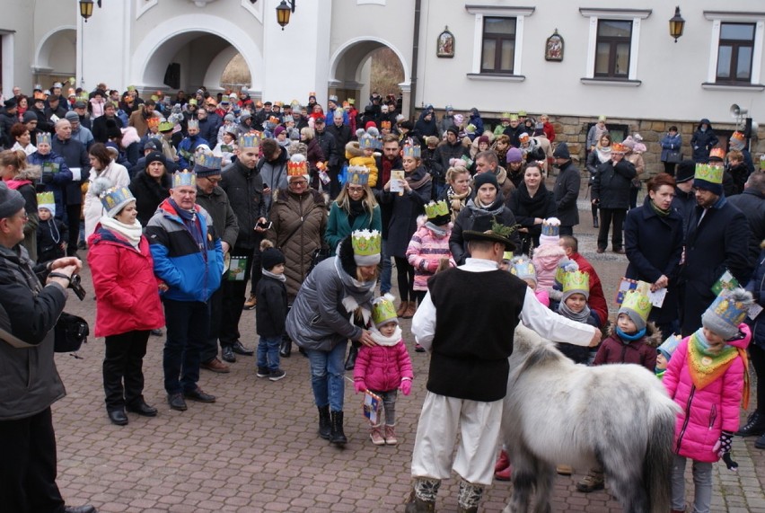 Orszak Trzech Króli 2020 w Tuchowie. Uczestnicy przeszli spod klasztoru na rynek