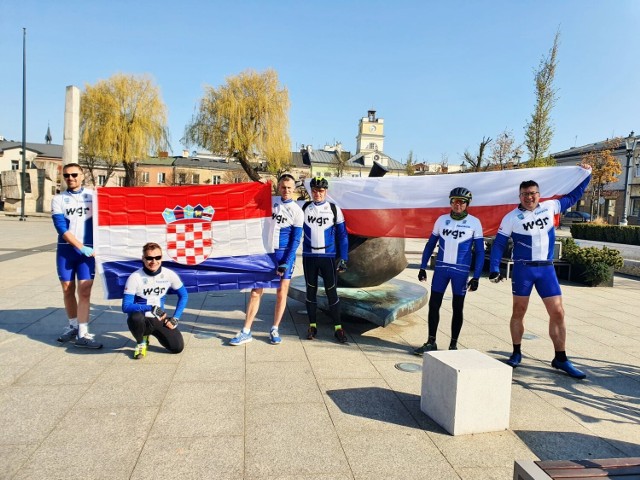 Ta grupa wyruszyła w sobotę do chorwackiego Dubrownika. Nasi cykliści przed startem z Placu Wolności w Grójcu.