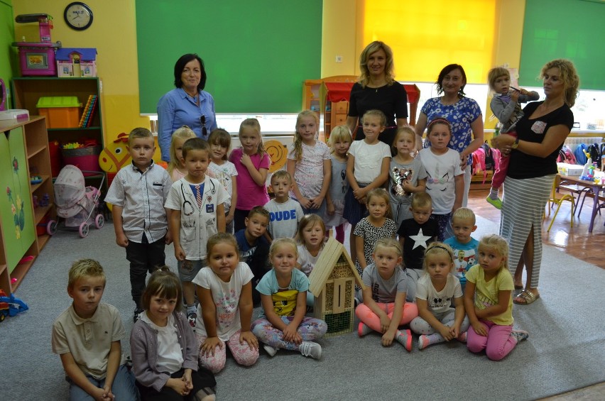 Burmistrz Śmigla przekazała uczniom domki dla owadów
