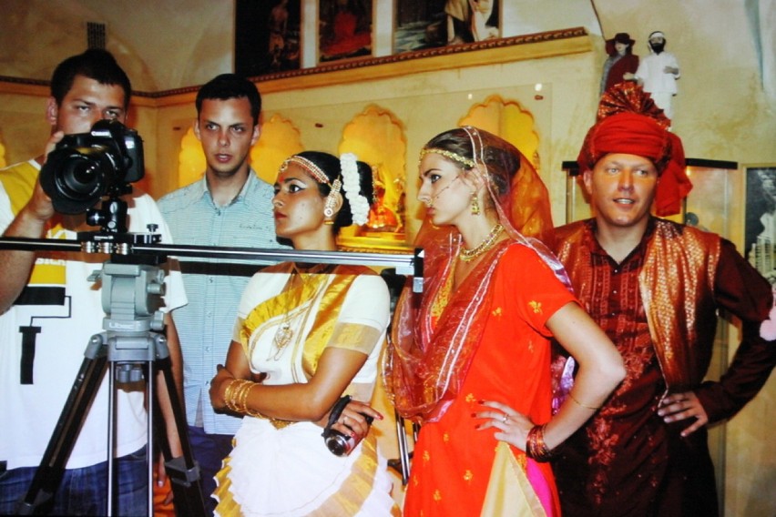 Indyjskie święto Diwali: taniec, śpiew i zdjęcia na scenie w...