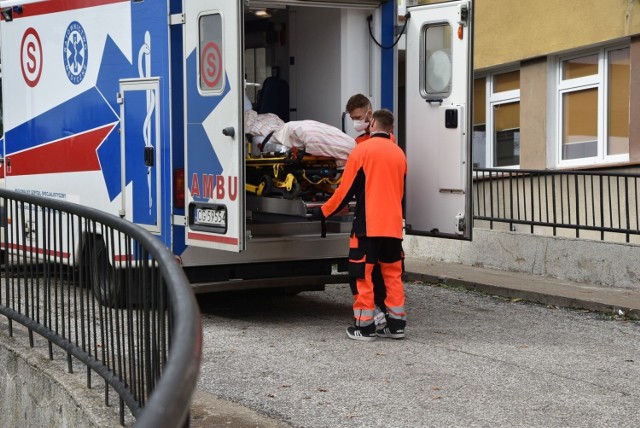 Karetki z pacjentami opieki paliatywnej i zakładu opiekuńczo - leczniczego ze szpitala przy Rydygiera jeździły na Szpitalną w centrum Grudziądza. Z kolei żołnierze Wojsk Obrony Terytorialnej pomagali przy przeprowadzce sprzętu z tego kompleksu na Szpitalną.   

