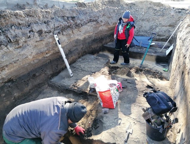 Archeolodzy od kilku miesięcy badają fragment drogi, gdzie przed 2,5 tys. lat była osada. Nagromadzenie obiektów archeologicznych jest tu niespotykane na skalę kraju.