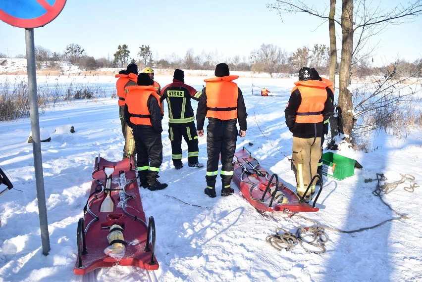 Malbork. Ćwiczenia straży pożarnej na zamarzniętym Nogacie [ZDJĘCIA]. Tak się ratuje ludzi z lodowatej wody