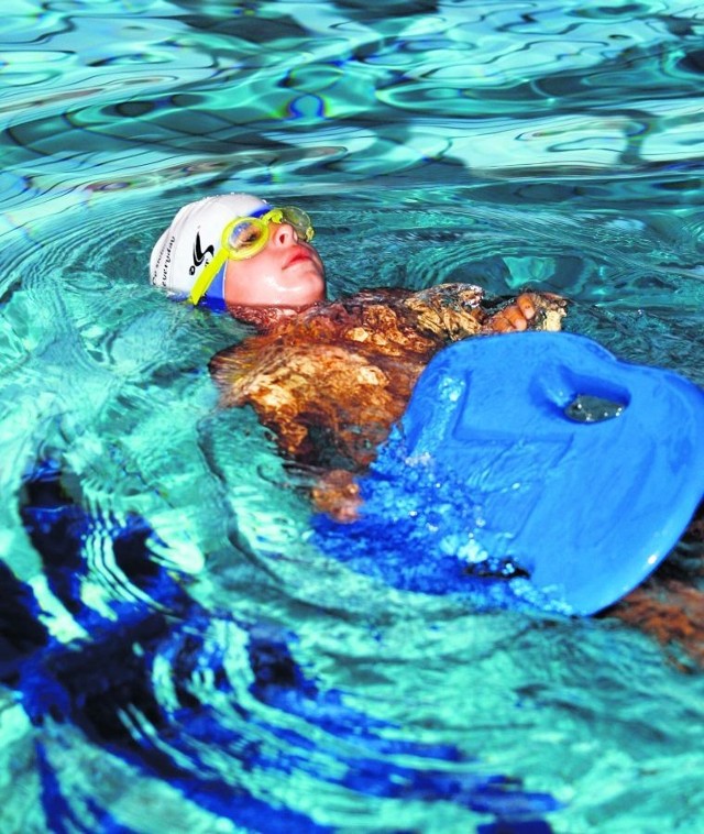 7-letni Wiktor Serwatka ze Strachocina chętnie uczy się pływać