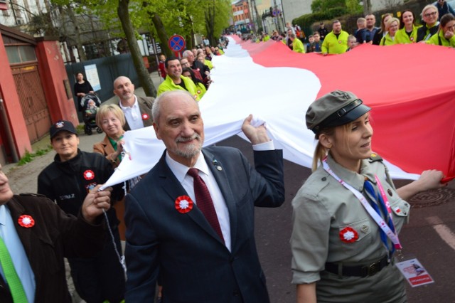 Najdłuższą w województwie łódzkim flagę biało-czerwoną przeniesiono wczoraj w Skierniewicach. W tym roku pochód miał 350 metry.