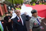 Przemarsz z najdłuższą flagą w Łódzkiem przeszedł ulicami Skierniewic 