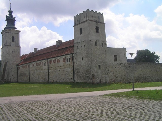 Opactwo w Sulejowie otoczone było wysokim murem z kilkoma basztami. Fot. Tomasz Mazur
