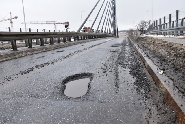 Opole. Dziury i kałuże na jezdniach - wiadukt na ul. Struga