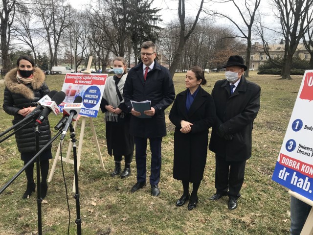 Konferencja prasowa kandydata na prezydenta miasta Rzeszowa, Marcina Warchoła, pod Szpitalem Miejskim w Rzeszowie. Po raz kolejny osobiście wsparł go Tadeusz Ferenc.