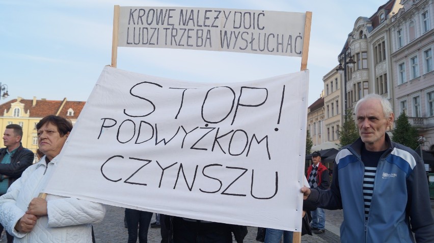 Bydgoszczanie protestowali przed ratuszem przeciwko podwyżce czynszów [zdjęcia, wideo]