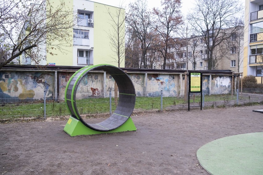 Nowy park trampolin w Warszawie otwarty. Kilkanaście urządzeń do skakania stanęło przy wolskim placu zabaw. Są też dodatkowe atrakcje