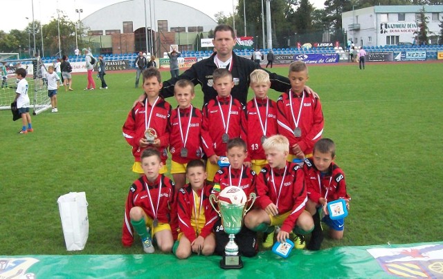 Młodzi piłkarze dolickiego klubu ze srebrnymi medalami w Deyna Cup Junior.