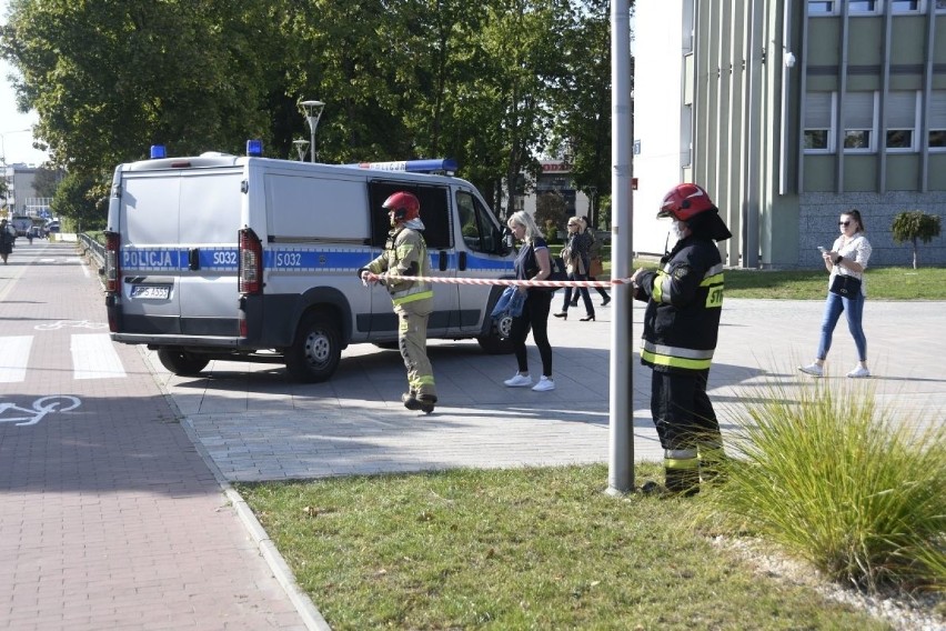 Alarm bombowy w Urzędzie Wojewódzkim w Kielcach! Przyszedł e-mail z informacją o podłożonych bombach chemicznych [ZDJĘCIA]