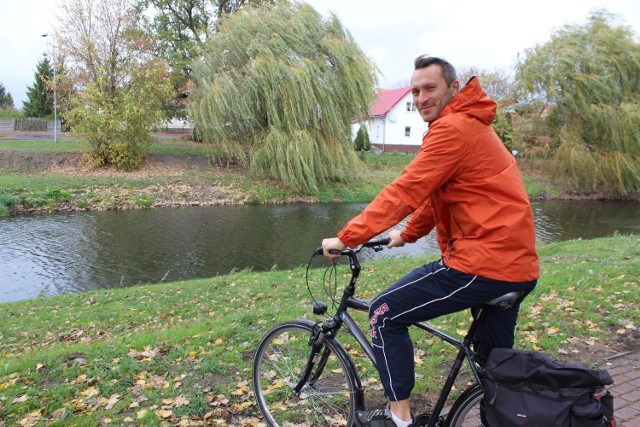 Z nowego mostku cieszy się m. in. Lech Mączka, który pracuje w parku przemysłowym.