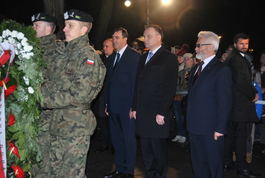 Prezydent Andrzej Duda złożył wieniec pod pomnikiem  ZDJĘCIA