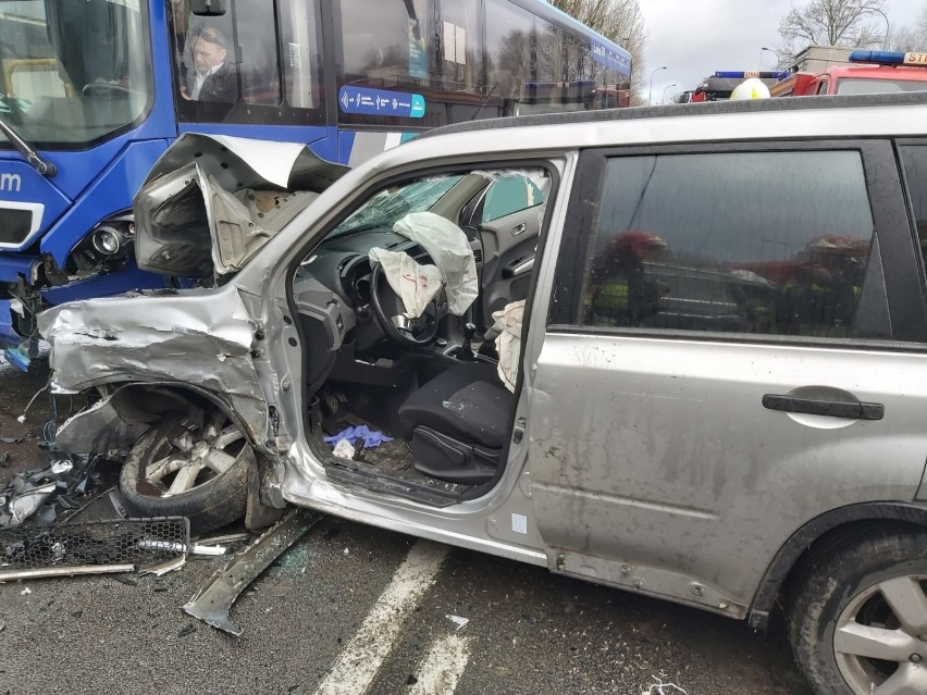 Pruszcz Gdański. Wypadek - dwa samochody wbiły się w autobus. Droga zablokowana.  11.03.2020 AKTUALIZACJA |ZDJĘCIA