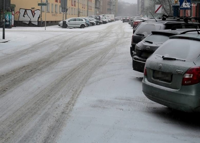 Jak radzą sobie służby drogowe w Szczecinie, czy "zaspały"? Atak zimy, zaspy i ogromne korki