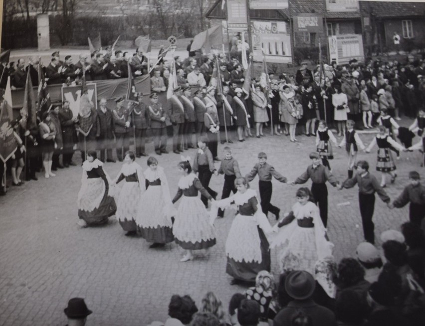 1 maja 1969 r. - w wielotysięcznym tłumie maszerują uczniowie szkoły, nauczyciele, zakłady pracy, organizacje