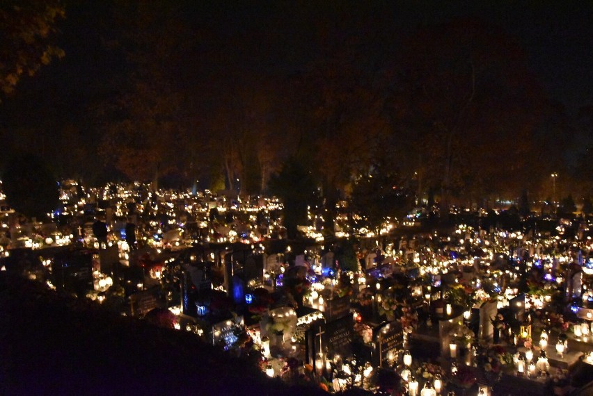 Cmentarz w Chodzieży nocą. Zobacz jak pięknie wygląda chodzieska nekropolia rozświetlona blaskiem zniczy