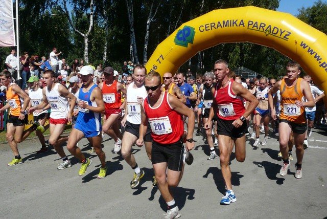 Start biegu na 10 km ulicami Tomaszowa