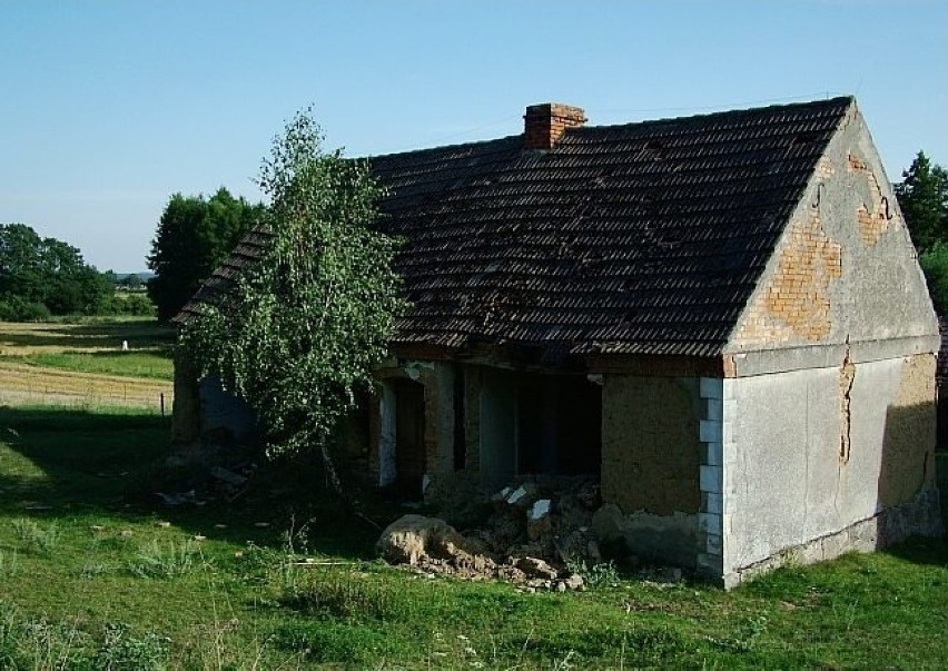 Jeszcze jeden dom z błota. Opadający tynk odsłania budulec....