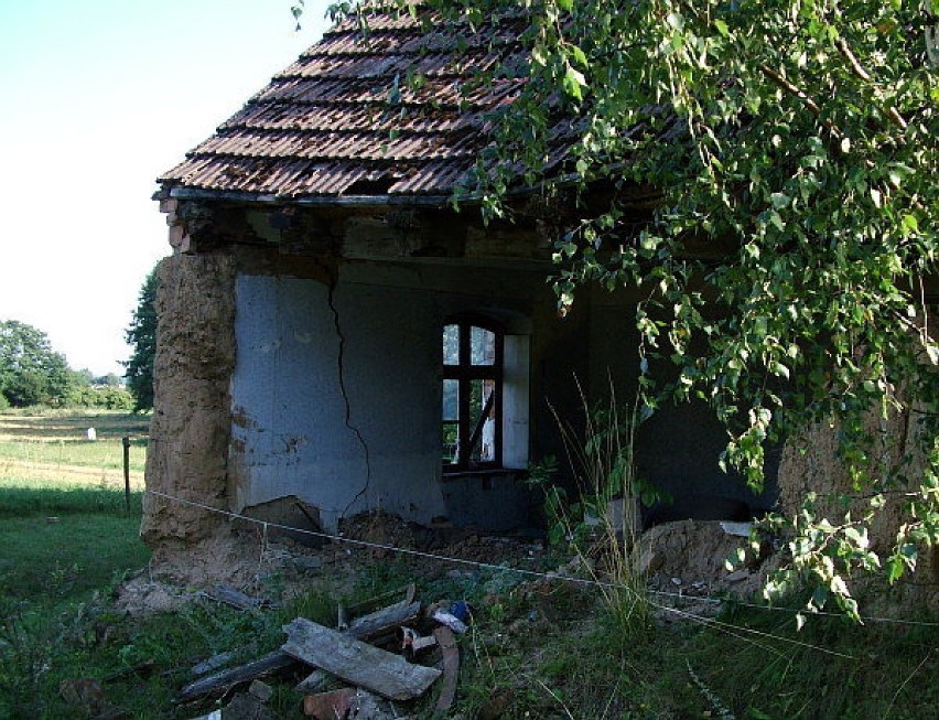 Zawalona ściana odsłania sposób budowy domu. Fot. Marek...