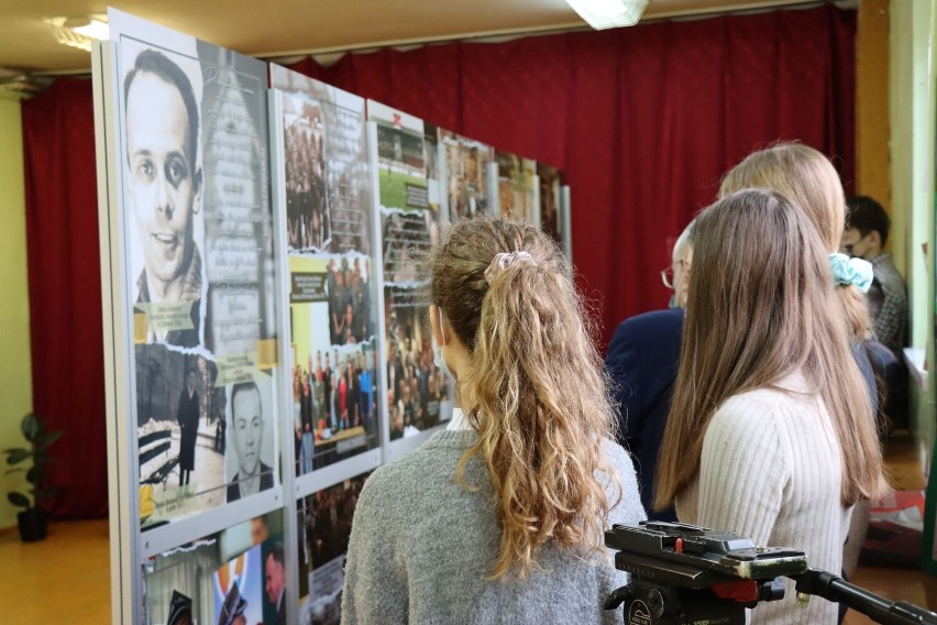 Wystawa "Żołnierz Niezłomny" w Suchym Dębie. Uczniowie szkoły poznali historię narodowego bohatera