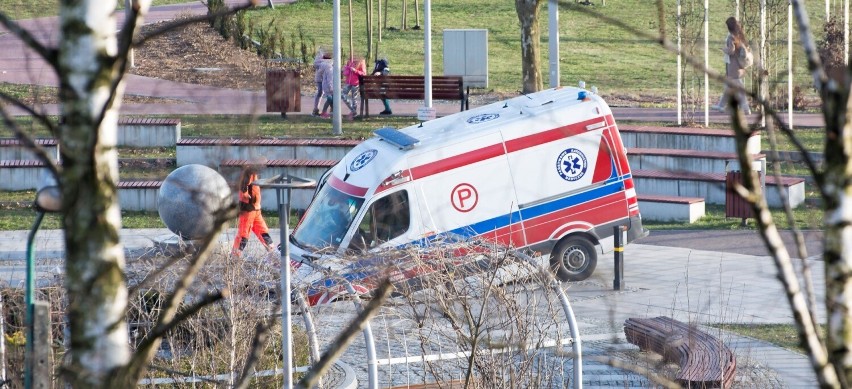 Karetka wbiła się w ziemię pod fontanną w parku w...