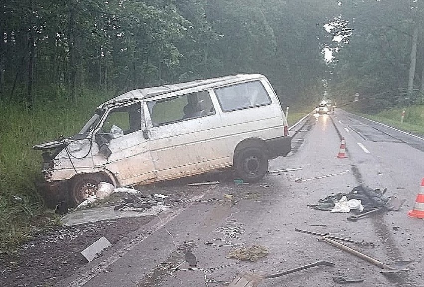 Wypadek w Tamie Brodzkiej k. Brodnicy na krajowej "15". Kierowca uciekał do lasu