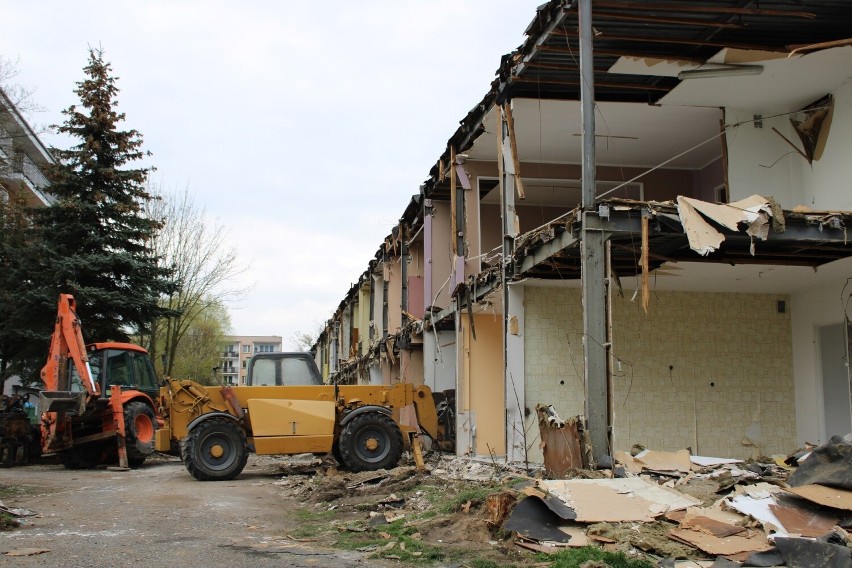 Rozpoczęła się rozbiórka budynków typu Zębiec przy ul....