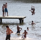 Coraz tłoczniej na plażach nad Czarnym i Wikaryjskim